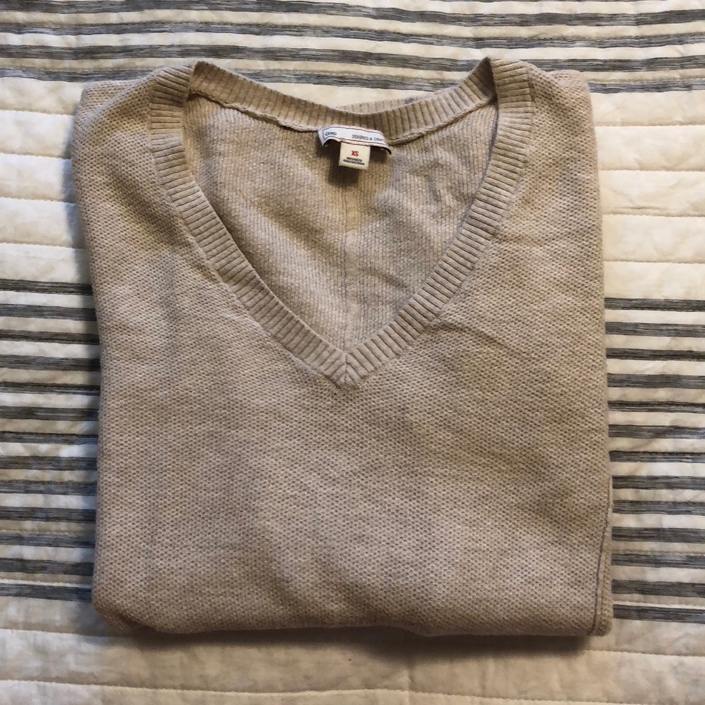 Gap 3/4 sleeve top. V neck